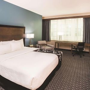 King Room Bath Tub Mobility Accessible or Non-Smoking